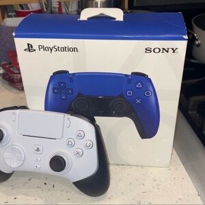 Wolverine v2 pro Gaming Controller + Cobalt Blue ps5 DualSense controller
